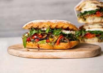 Snel en gemakkelijk: Gegrilde groenten panini met pesto en mozzarella