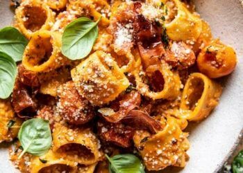 Zwoele zomeravond zalm: Romige pasta met geroosterde tomaten & basilicum