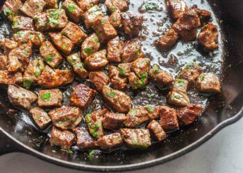 Smeuïge biefstukpuntjes met romige knoflooksaus (dit gerecht wil je hebben)