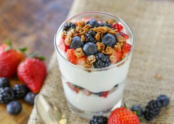 Verfrissende yoghurt parfait met gemengd fruit voor een gezond ontbijt