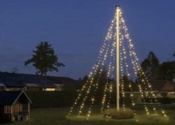 Verlicht je tuin deze feestdagen met de XXL Led-kerstboom van de Action voor buiten