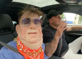 Video: Andy van der Meijde ‘onthult’ identiteit Boer Harm