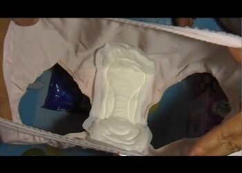 Vrouw vraagt man om ‘maandverband met vleugels’ mee te nemen – Kijk waar hij mee thuiskwam!