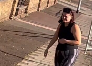 ZIEN: Moeder haar reactie op dat haar kinderen weer naar school gaan zorgt voor reacties over de hele wereld