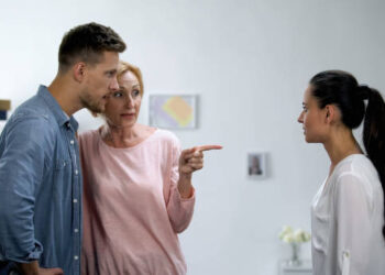 Schoonmoeder nodigt schoondochter niet uit voor familievakantie. De reden waarom is belachelijk!