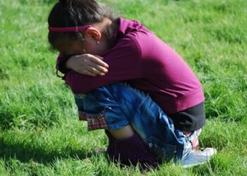 Stiefdochter niet welkom op familiefoto: “Ze hoort er niet bij!”