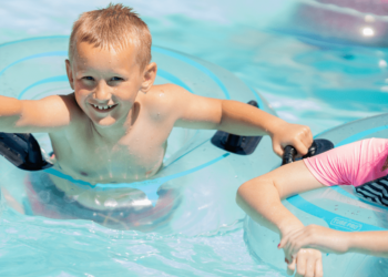 Anoniem: ‘Mijn buurman eist dat zijn kinderen bij ons in het zwembad mogen spelen.’
