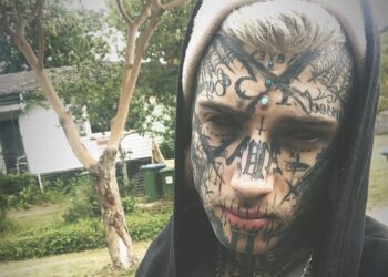 Vader is tatoeages op gezicht helemaal zat en ondergaat complete metamorfose