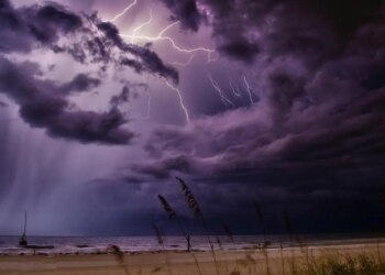 WEERALARM: Waarschuwing voor noodweer. ‘Het gaat hier straks flink flink los’
