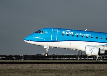 Bizar: Persoon eindigt in draaiende motor KLM-Cityhopper op Schiphol