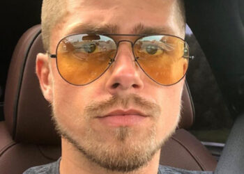 Video: Andre Hazes heeft het wel heel gezellig met andere dame