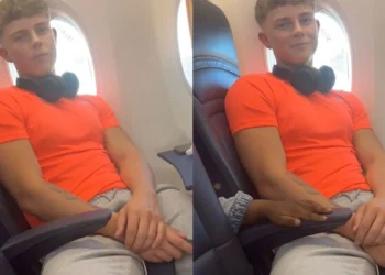 Zien: Jongens krijgen ruzie in het vliegtuig om zoiets als simpele armsteun