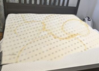 Met dit goedkope goedje krijg je vlekken en kringen uit je matras