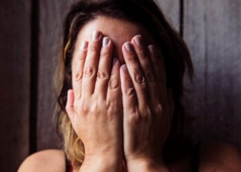 Femke (31) moest €195 na kappersbezoek betalen: ‘vriendin schrok zich rot toen ze me zag’