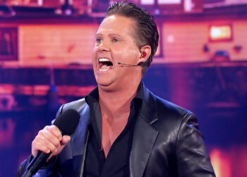 Zien: Naakte Danny de Munk zorgt voor overlast