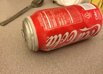 Geweldig! Met deze truc krijg je blikjes drinken super snel ijskoud